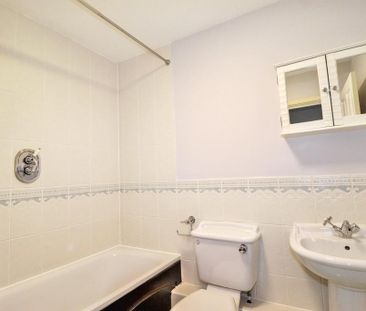 2 bedroom ground floor flat to rent - Photo 2