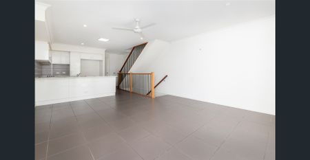 3 Bed Townhouse with Aircon in Master - Photo 2