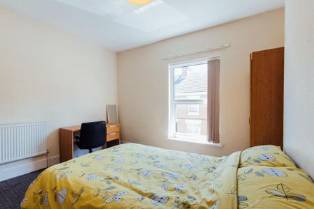 1 bedroom in a house share to rent - Photo 2