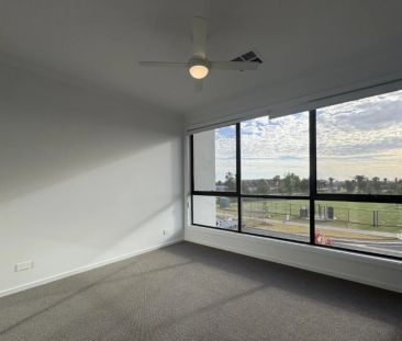 Light-Filled & Contemporary Home in Vibrant Riverlea Community - Photo 6