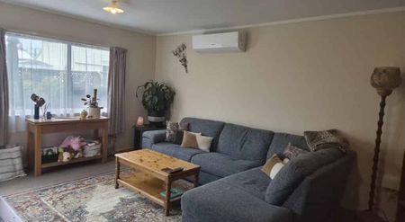 Three Bedroom Family Home - Photo 2