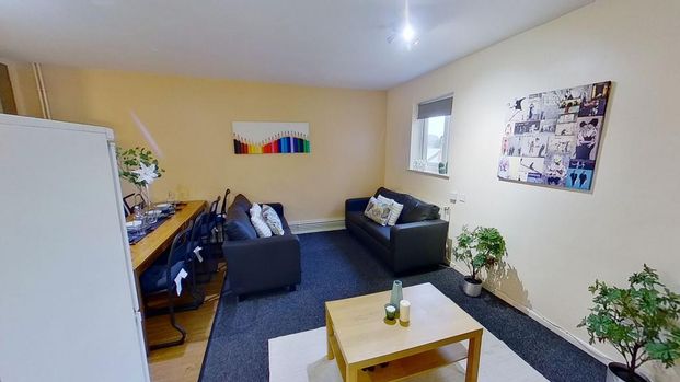 8 bedroom house to rent - Photo 1