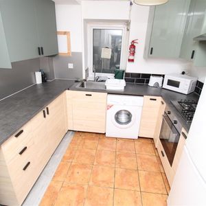 Room For Rent Laura Street, Pontypridd - Photo 2