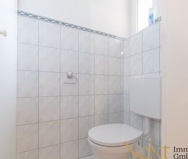 Teilsanierte 2-Zimmer-Altbauwohnung mit nagelneuer Einbauküche in L... - Photo 2