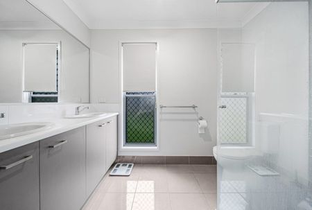 Modern Family Home - Photo 5
