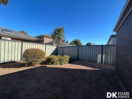Spacious 4 Bedroom House in Point Cook - Photo 3
