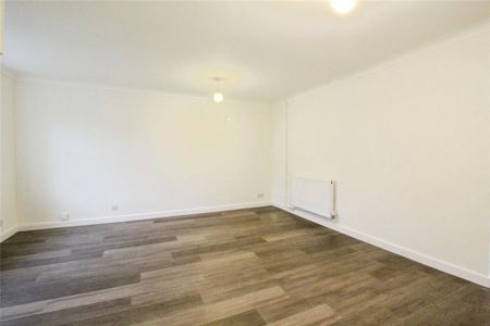 3 bedroom end of terrace house to rent - Photo 2