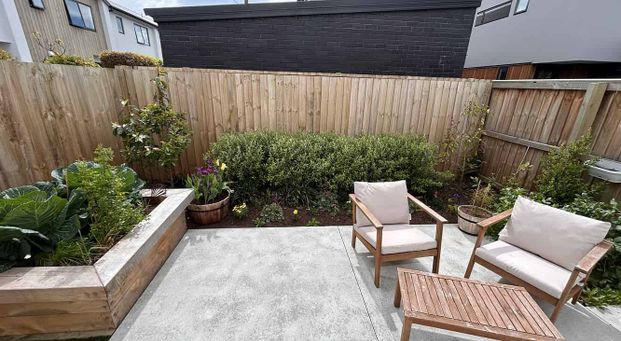 Sunny & Private Furnished 2BR Townhouse - Spreydon - Photo 1