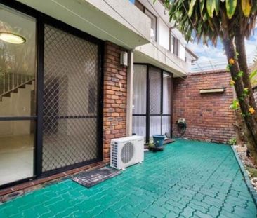 Charming Townhouse in Prime Southport Location - Convenience, Style... - Photo 6