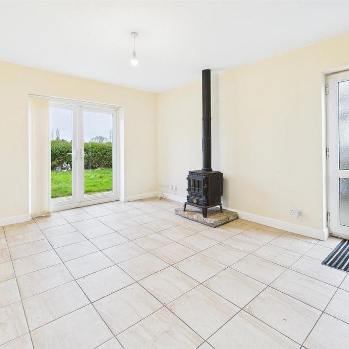 3 bedroom detached bungalow to rent - Photo 1