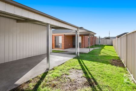 SPACIOUS 4-BEDROOM HOME WITH MODERN COMFORT - Photo 2