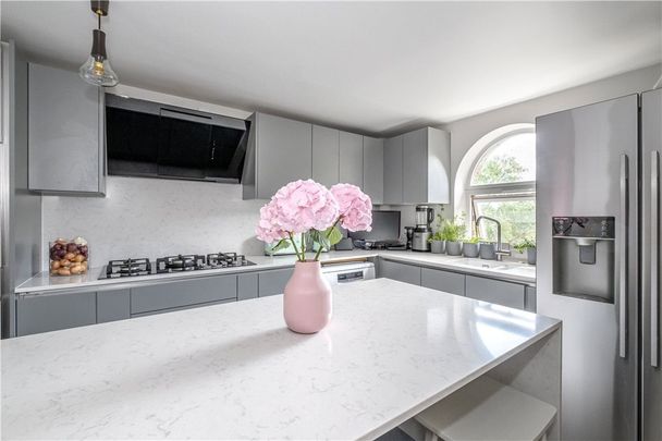 Flat to rent - Shooters Hill Road, London, SE3 - Photo 1