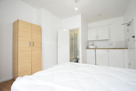 1 bedroom in a house share to rent - Photo 2