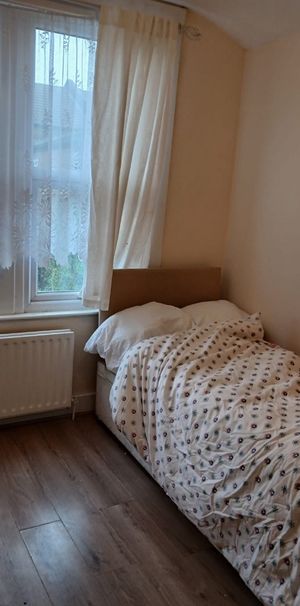 Room in a Shared House, Tooting Broadway, SW17 - Photo 2