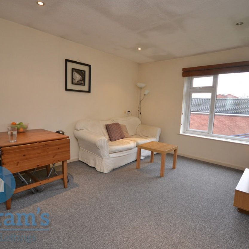 References Pending - 1 bed Flat - Photo 1