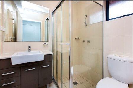 Charming & Convenient 2-Bedroom Apartment in Ashfield - Photo 2