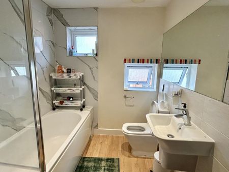 3 bedroom semi-detached house to rent - Photo 3