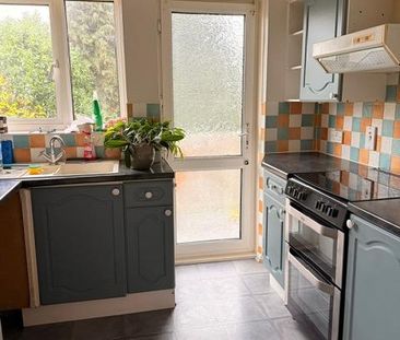 3 bedroom flat to rent - Photo 4