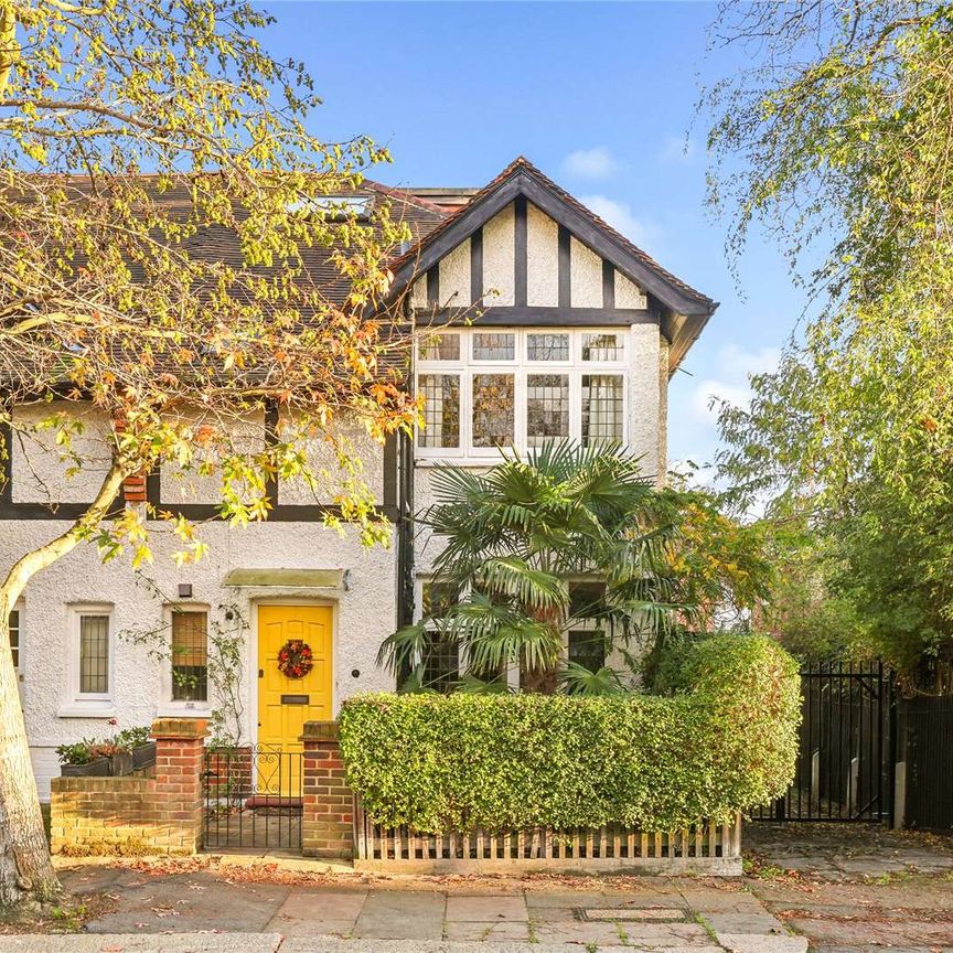 Fabulous family home on a beautiful tree-lined road in the heart of Bedford Park. - Photo 1