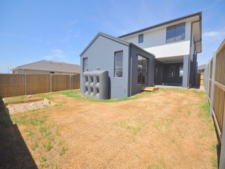 Spacious Family Home in Quiet North Kellyville - Photo 5