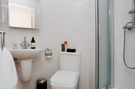 Classic En-Suite, Tallis Court - Photo 5