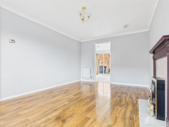 4 bedroom end of terrace house to rent - Photo 1