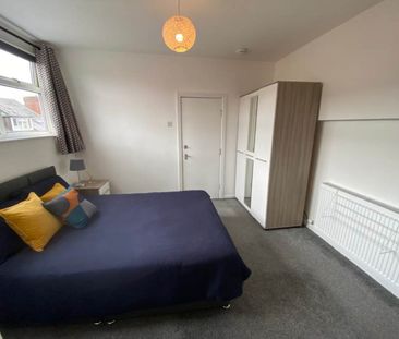 Edinburgh Grove (room 5), Armley, Leeds - Photo 2