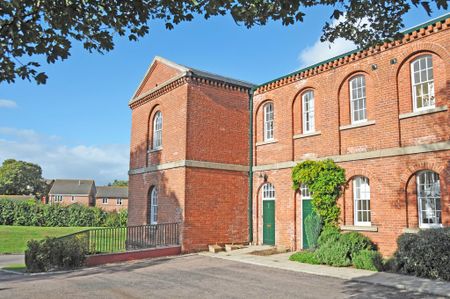 3 bedroom Spacious Ground Floor Apartment to rent - Photo 3