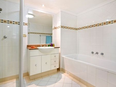 Oversized One Bedroom Apartment with Parking - Unfurnished - Photo 4