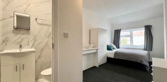EN-SUITE Rooms Available - 5 mins from station - Photo 2