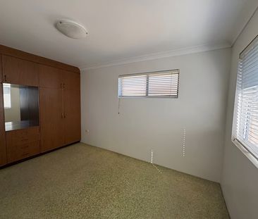Huge 3 Bedroom Unit - Top Floor! - Photo 2