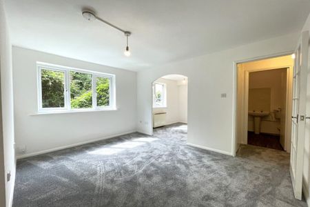 1 bed Flat Porter Close, RM20 - Photo 3