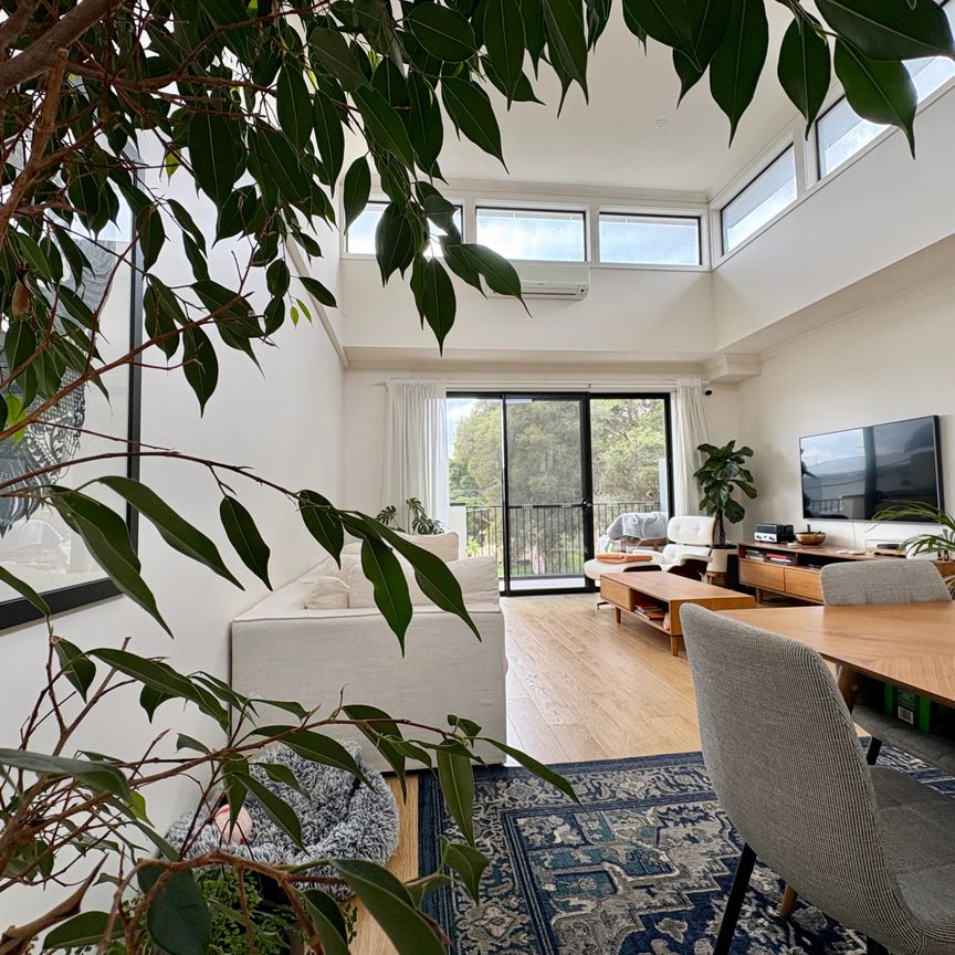 Stylish & contemporary north facing townhouse with an abundance for natural light - Photo 1