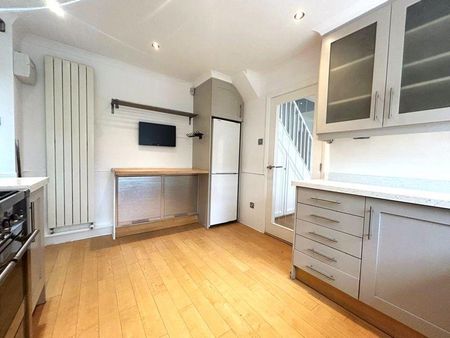4 bedroom detached house to rent - Photo 2