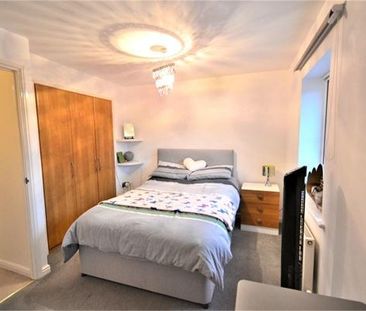 2 bedroom end of terrace house to rent - Photo 2