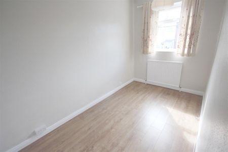 2 Bedroom House - Mid Terrace To Let - Photo 4