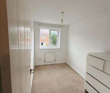 3 bed Semi-detached in Chiltern Close , Worcester Park, KT4 8LW - Photo 3