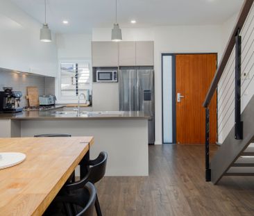 Gorgeous 3 Bedroom Townhouse with 2 Living Areas! - Photo 4