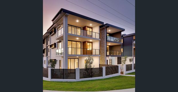Beautifully Spacious Ground Floor 3-Bedroom Apartment with Timber Flooring & Large Terrace - Photo 1