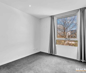 Landmark apartment with water views! - Photo 4