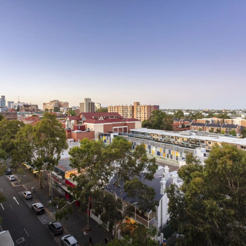 Modern 2 Bedroom Furnished Apartment with Stunning City Views - Photo 1