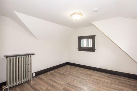 **CHARMING UNIT** 3 Bedroom, 2 Bathroom Unit in Port Colborne!! - Photo 2