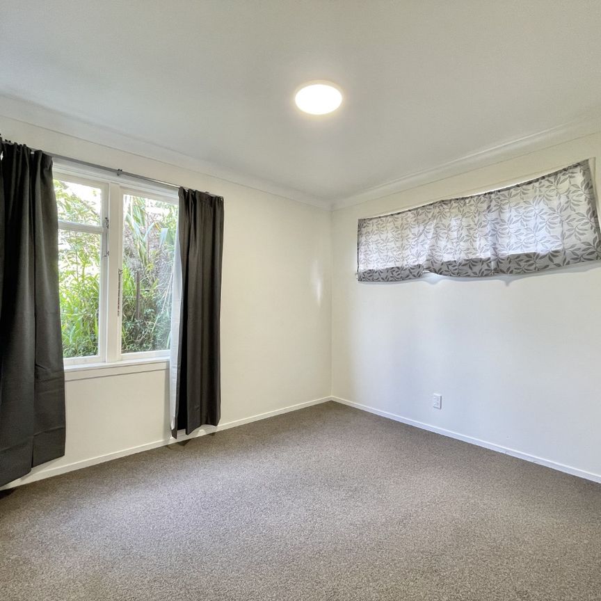 7 Bedroom Home in Karori - Photo 1