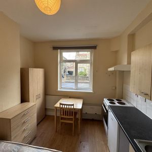 1 bedroom bedsit to rent - Photo 2