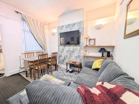 1 bedroom in a house share to rent - Photo 2