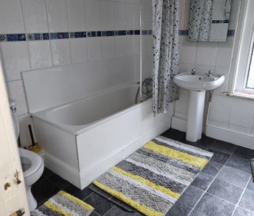 1 bedroom in a flat share to rent - Photo 2