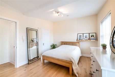 Situated just off Kensington Church Street a light wood floored studio flat - Photo 4