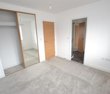 4 bedroom detached house to rent - Photo 2