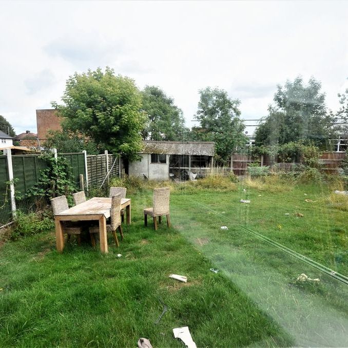 4 bedroom end of terrace house to rent - Photo 1