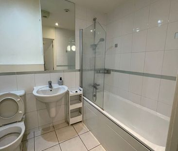 Room in a Shared Flat, Bromley High Street, E3 - Photo 4